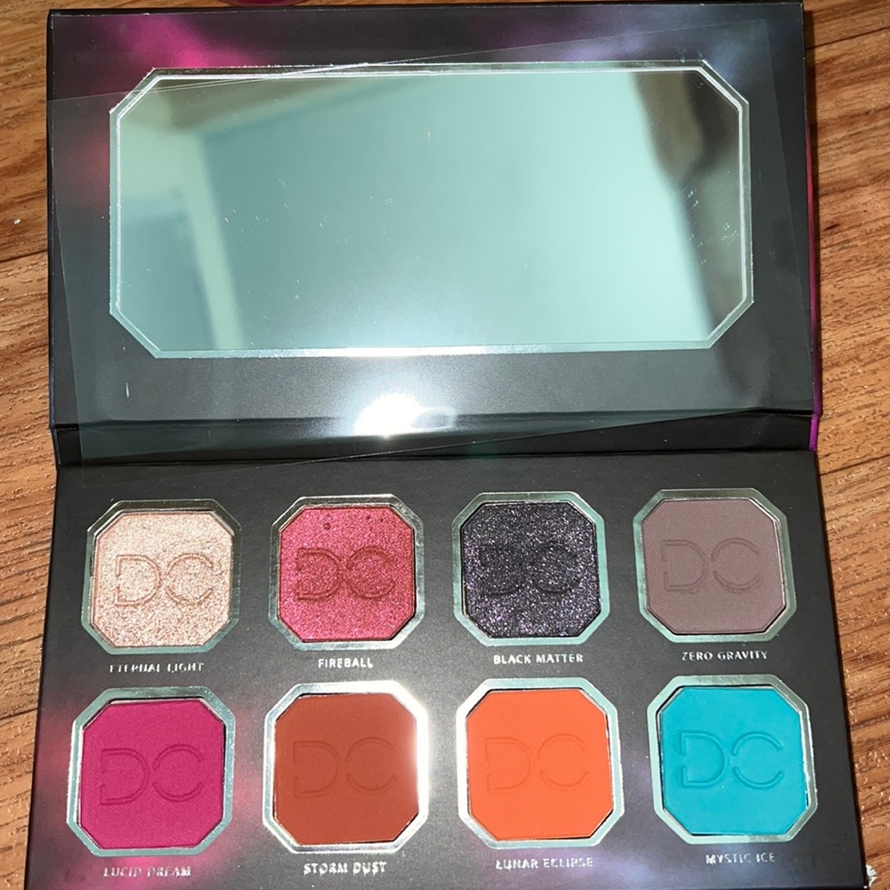 Eye shadow palette